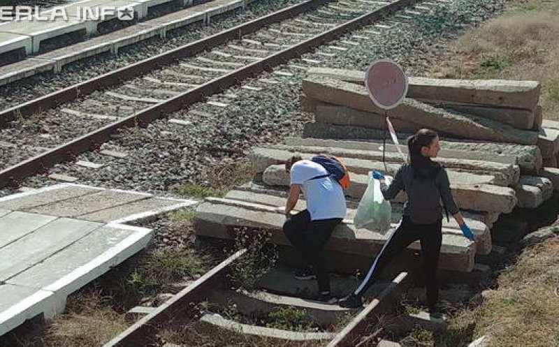 Foarte mișto! Tinerii care au predat o lecție de bun simţ celor care aruncă gunoaie pe jos