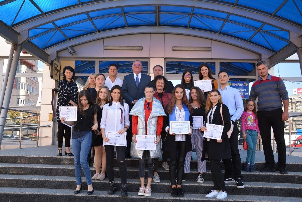 Elevii de 10 ai Clujului, premiaţi: 1.500 de lei pentru media maximă la Evaluarea Naţională, 2.000 de lei pentru 10 pe linie la Bac