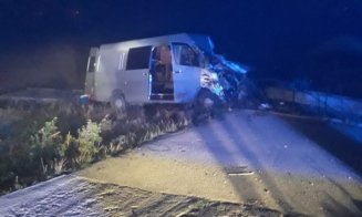 Accident grav, la Cluj, cu un mort și doi răniți, după ce un microbuz s-a izbit de un stâlp
