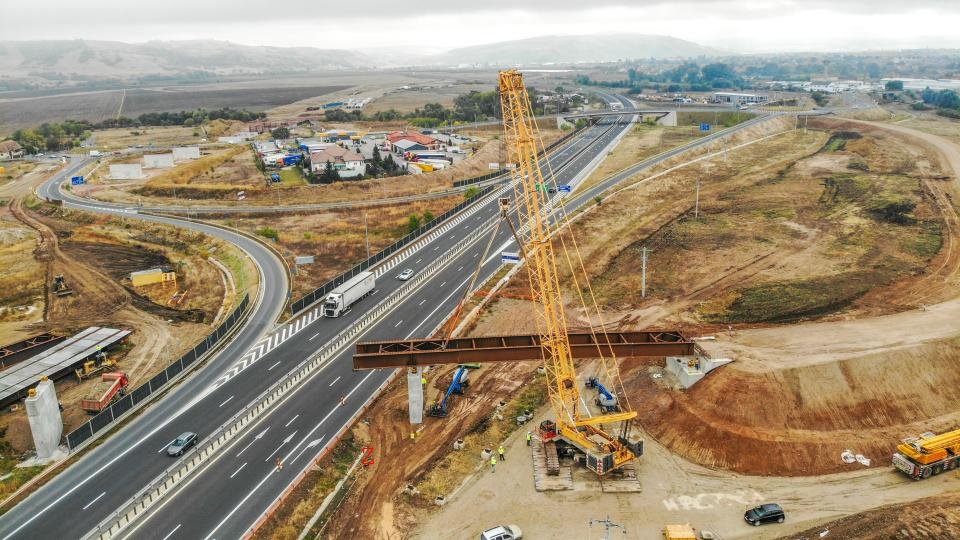 Au fost ridicate primele grinzi metalice la nodul rutier ce va lega autostrada A10  Sebeș-Turda și A1 Orăștie-Sibiu