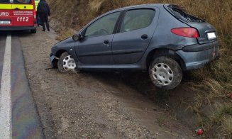 Accident după accident, la Cluj. Încă o mașină a derapat, din cauza vitezei neadaptate pe carosabilul umed