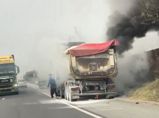 Camion în flăcări lângă Livada
