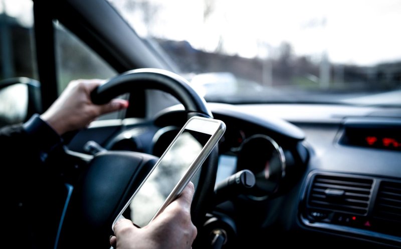A intrat în vigoare! Ce riscă șoferii prinși cu telefonul la volan. Sancțiuni și pentru cei cu trotinete și biciclete