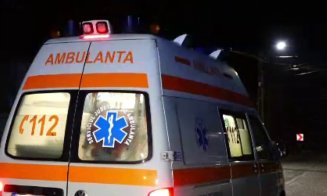 Mașină căzută de pe pod lângă Sucutard. Două persoane au rămas încarcerate