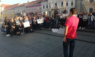 Abolvenții UMF au ieșit în stradă, la Cluj: "Vrem să profesăm, nu vrem să plecăm!"
