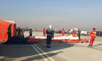Intervenție de amploare la aeroportul din Cluj. Cum se intervine când o aeronavă se rupe în două și ia foc
