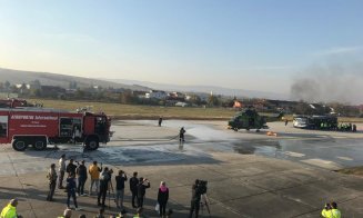 Intervenție de amploare la aeroportul din Cluj. Cum se intervine când o aeronavă se rupe în două și ia foc