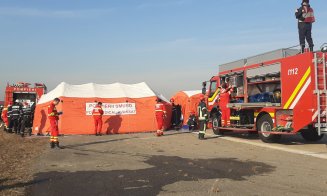 Intervenție de amploare la aeroportul din Cluj. Cum se intervine când o aeronavă se rupe în două și ia foc