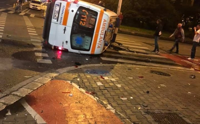 O ambulanță s-a răsturnat în mijlocul Clujului, cu pacient cu tot
