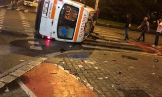 O ambulanță s-a răsturnat în mijlocul Clujului, cu pacient cu tot