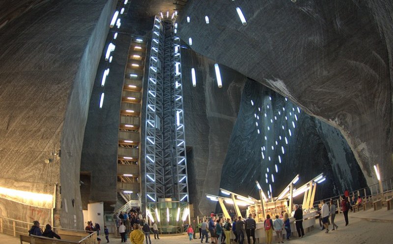 Italienii, despre parcul de distracții din Salina Turda: „Unul dintre cele mai incredibile din lume”