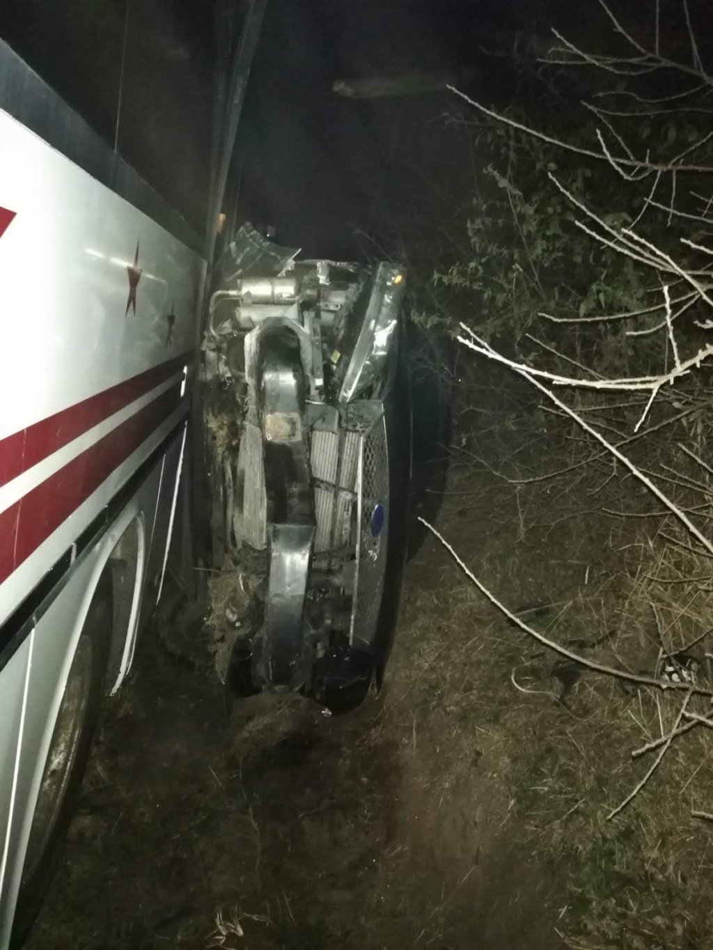 INCREDIBIL de norocoși!  Mașină răsturnată, strivită între un autocar cu 40 de pasageri și parapetul unui șanț. S-a întâmplat în Cluj