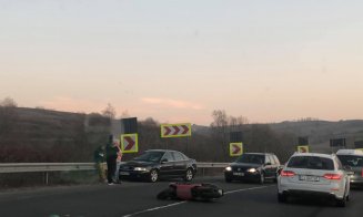 Pericol pe șosele! Mort de beat și fără permis, călare pe motocicletă. A făcut o mașină zob