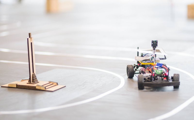 Experții Bosch predau conducerea autonomă la Universitatea Tehnică