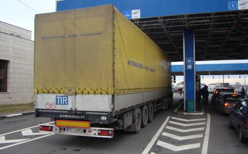 Cozi imense la graniţa cu Ungaria. Transportatorii amenință cu blocarea vămilor