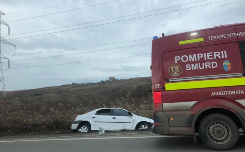 Accident cu două mașini, pe Muncii. Una a ajuns în șanț. Trafic blocat