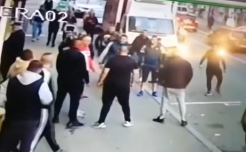 Scandal cu macete şi sprayuri lacrimogene, în "Groapă", la Cluj-Napoca. Au intervenit mascaţii