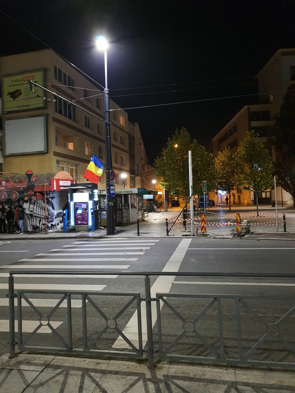 Gata cu "turma" de pietoni de la gară. Se montează semafoare