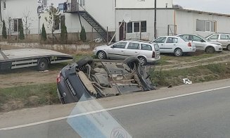Accident pe centura Apahida: Două persoane la spital, o mașină zob, una-n șanț