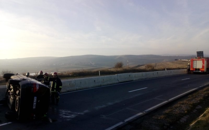 Mașină răsturnată, după un accident cu TIR, în Tureni. Trei răniți