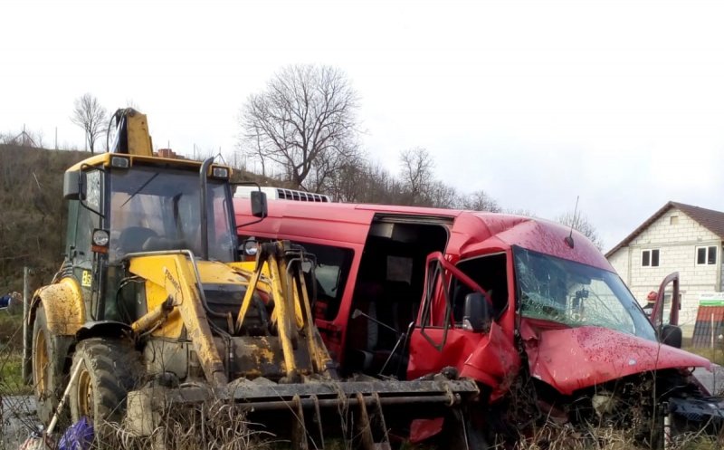 Patru răniți după un impact între un excavator și un microbuz. Unul dintre șoferi, cu permis necorespunzător