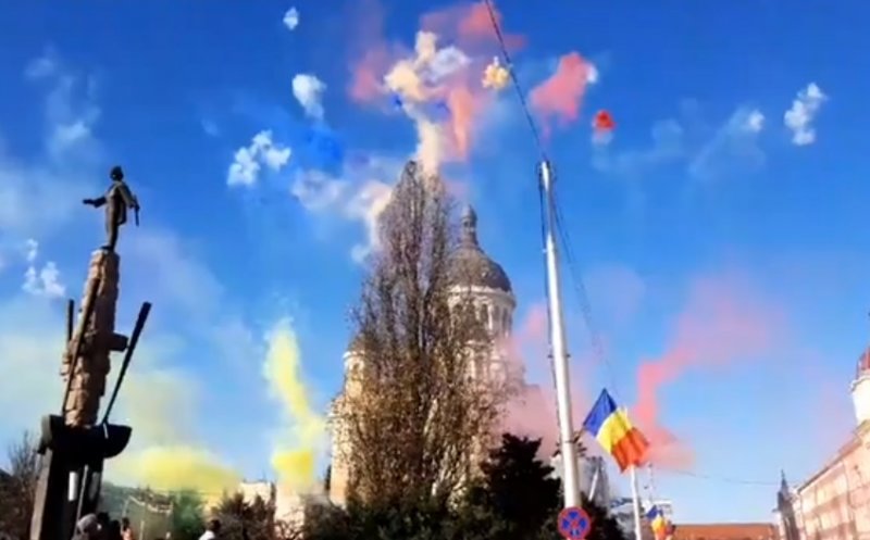 1 Decembrie. Artificii curcubeu şi tricolor uriaş în Avram Iancu