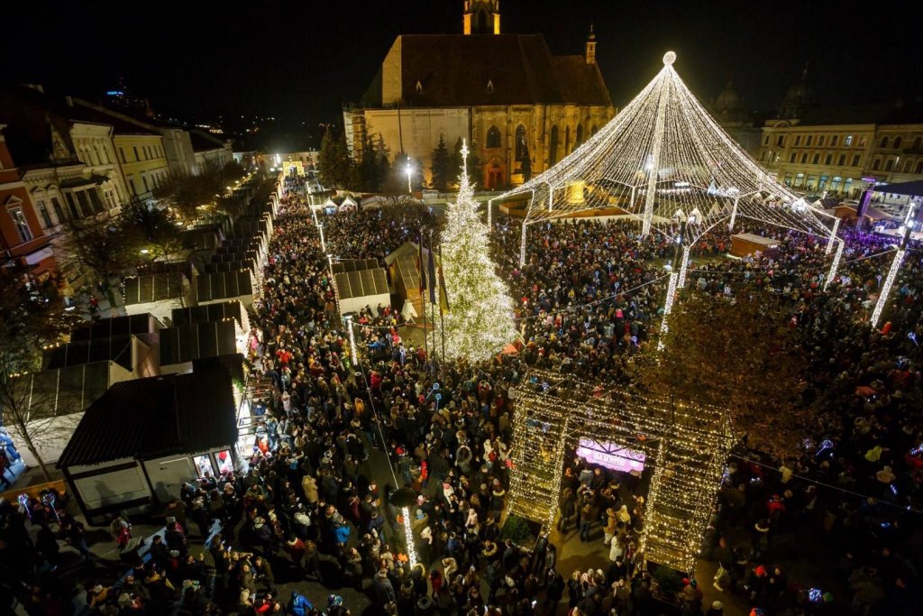 Foc impresionant de artificii, la finalul Zilei Naționale. Iluminatul festiv a fost aprins "smart" la Cluj