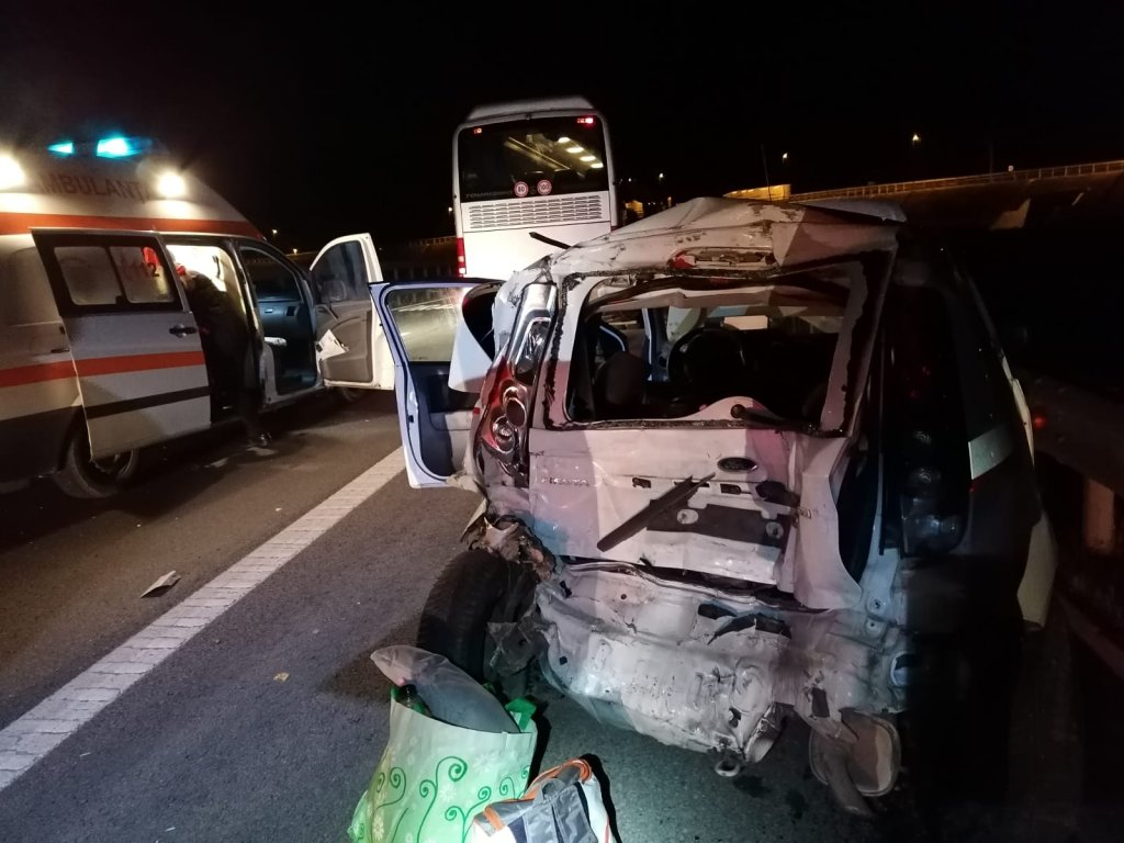 Accident între un autocar și o mașină pe Autostrada Transilvania