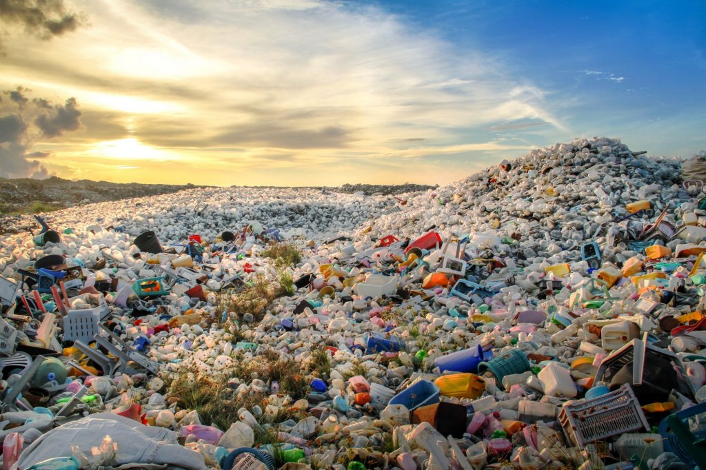 Îngrijorător: înghițim 5 grame de plastic pe săptămână! Îl respirăm, îl bem sau îl mâncăm