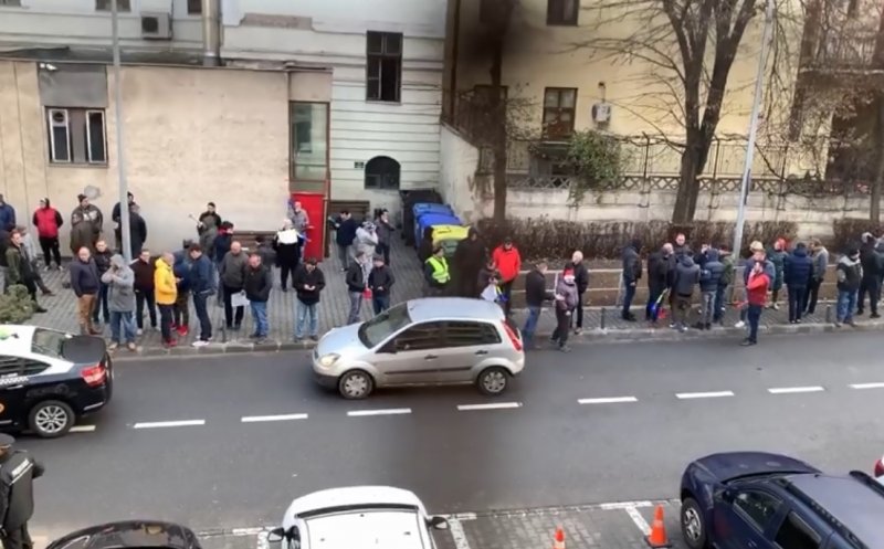 Protest cu peste 100 de taximetriști la Primăria Cluj-Napoca. Cer majorarea tarifelor