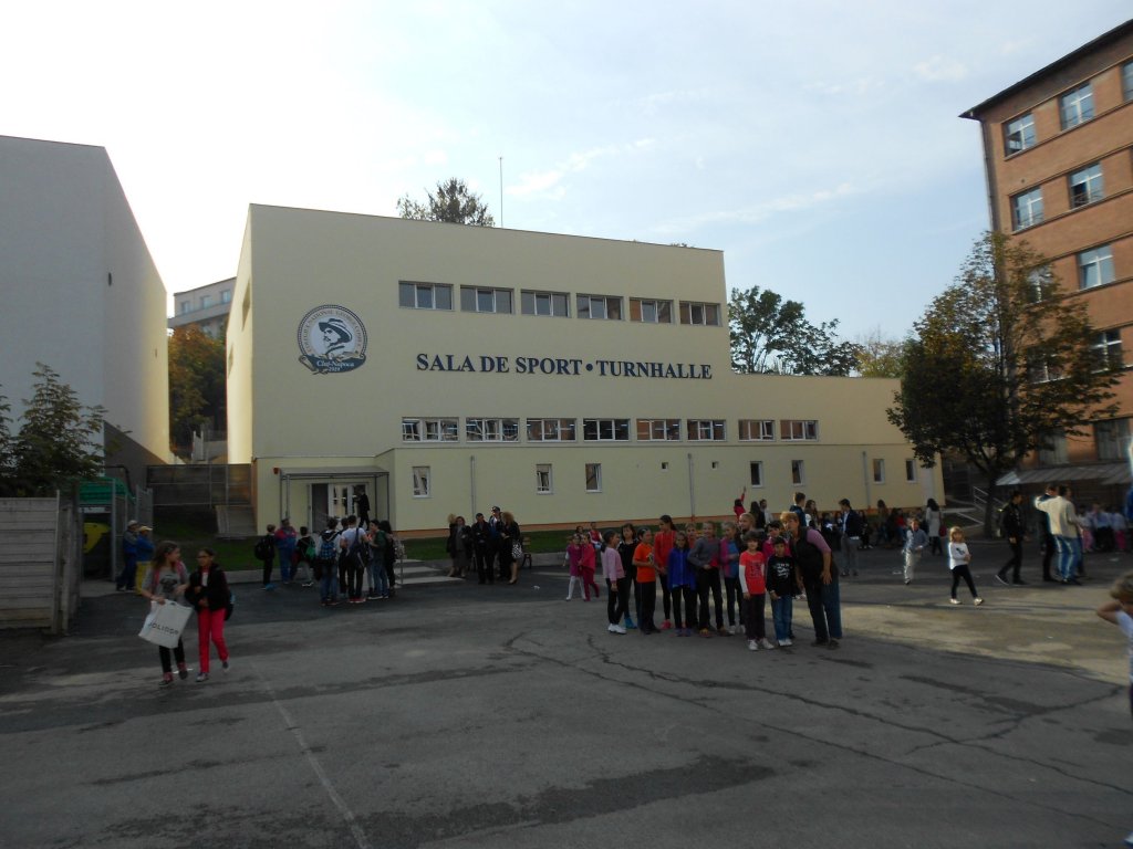 Sala de sport de la Colegiul G. Coșbuc, reparată din bani publici. Primăria vrea să recupereze ulterior prejudiciul, de la constructor