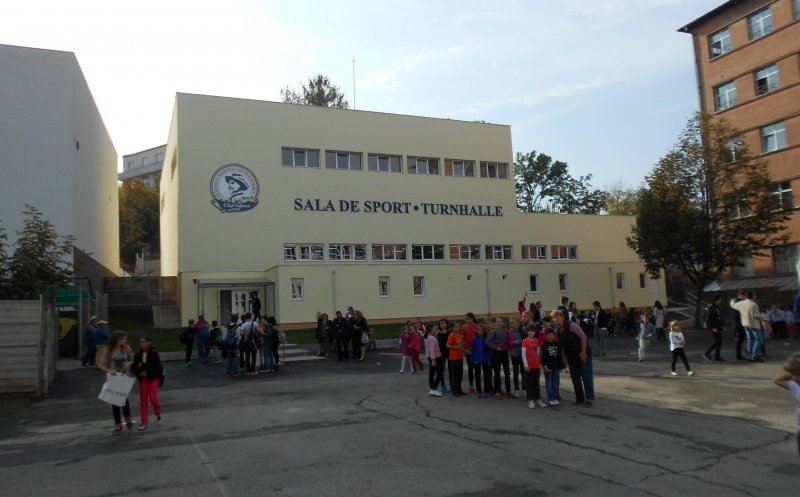 Sala de sport de la Colegiul G. Coșbuc, reparată din bani publici. Primăria vrea să recupereze ulterior prejudiciul, de la constructor