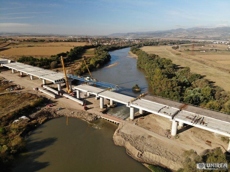 Au început lucrările la aparatele de reazem ale podului peste Mureș de pe „lotul muzeu” al Autostrăzii Lugoj-Deva