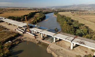 Au început lucrările la aparatele de reazem ale podului peste Mureș de pe „lotul muzeu” al Autostrăzii Lugoj-Deva