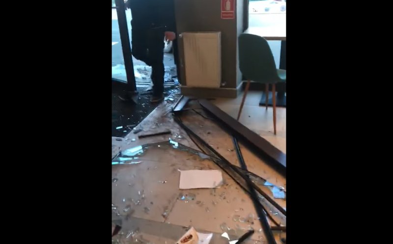 Accident neobișnuit în Florești. A intrat cu mașina într-un magazin