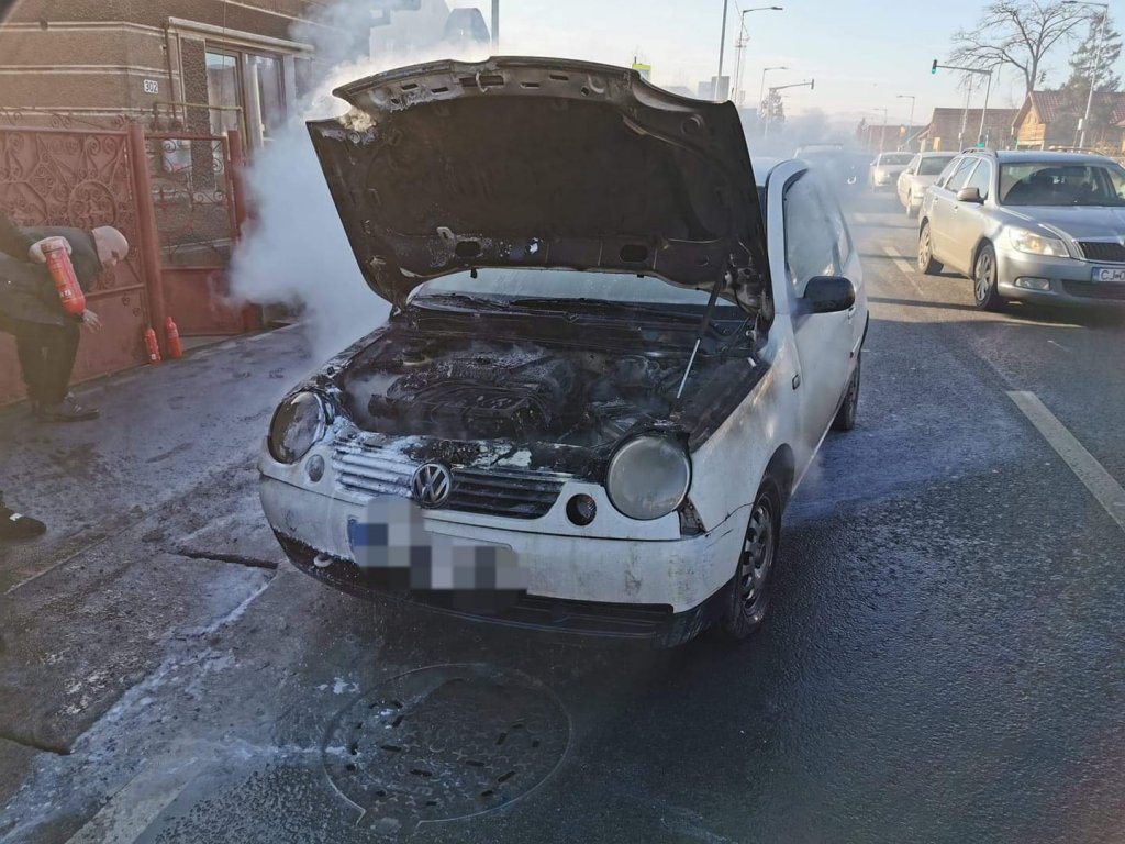 Exemplu de implicare civică, la Cluj! Mai mulţi şoferi au ajutat o femeie, a cărei maşini luase foc
