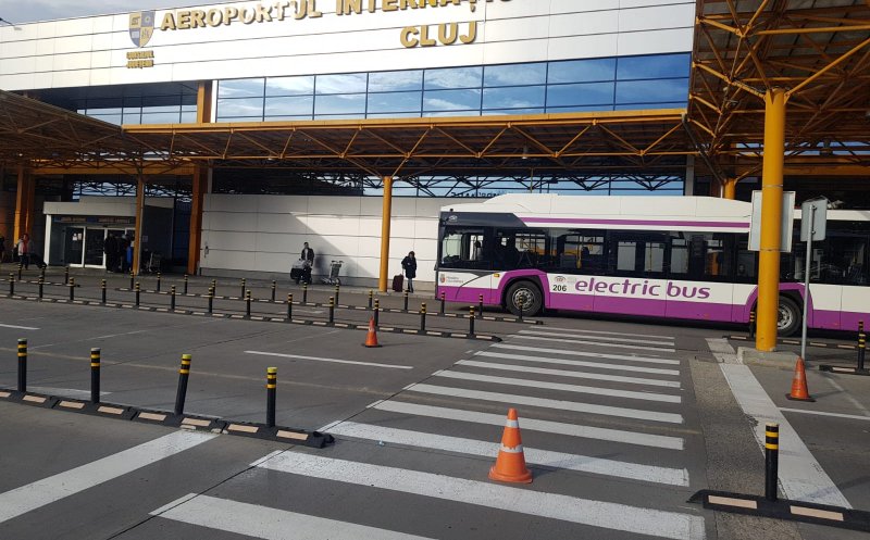 Autobuz de oraș în parcarea aeroportului din Cluj. Călătorii se vor îmbarca chiar la terminal