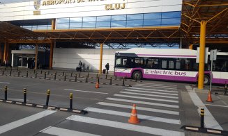 Autobuz de oraș în parcarea aeroportului din Cluj. Călătorii se vor îmbarca chiar la terminal
