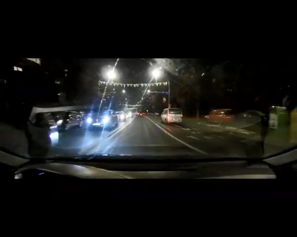 Instant karma pentru un şofer care gonea pe banda de autobuz, în Gheorgheni