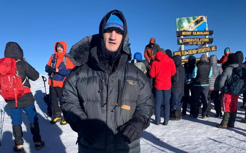Performanță la înălțime. Un student nevăzător din Cluj a cucerit Kilimanjaro