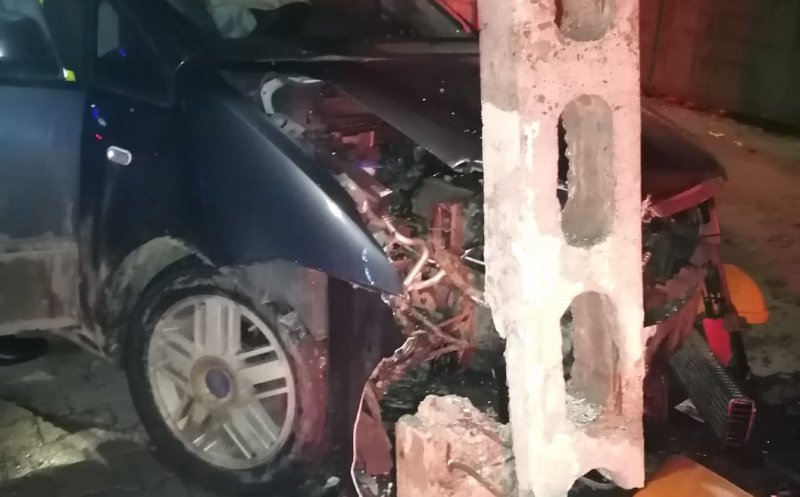 Accident Cluj: Patru persoane rănite, două mașini distruse și un stâlp rupt