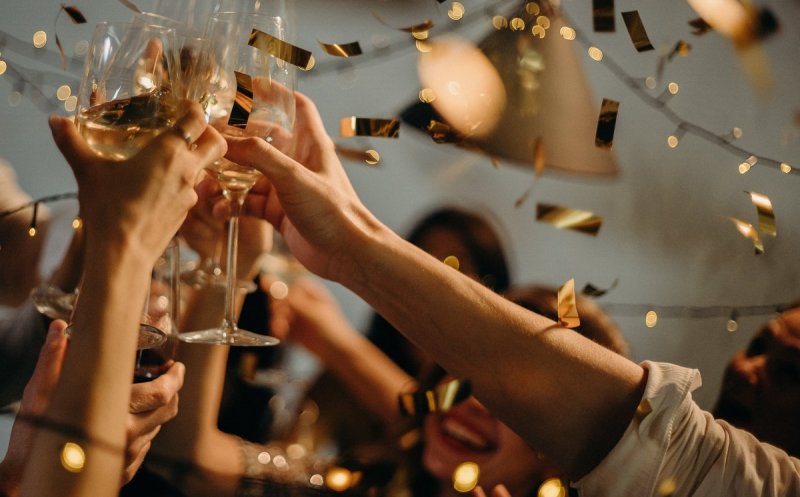Voucherele i-au ținut acasă pe români de Revelion. Câți bani au spart turiștii prin stațiunile din țară
