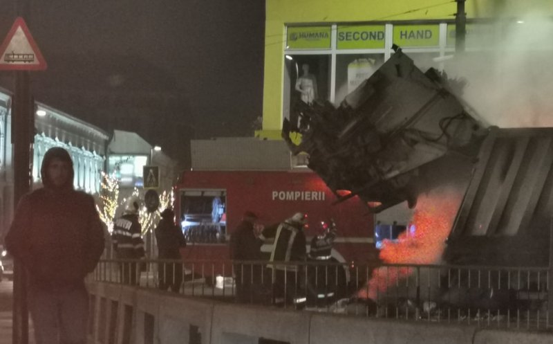 Flăcări și fum pe o stradă din centrul Clujului. A luat foc gunoiul dintr-o mașină de colectat deșeuri