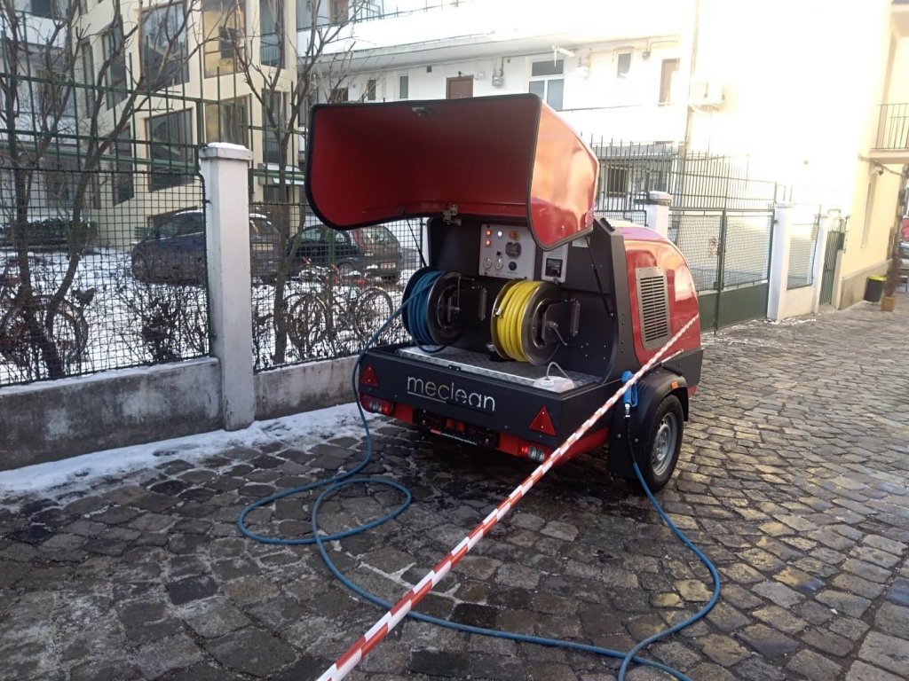 Gata cu graffiti pe clădirile din centru! Zidul vechii cetăți, curățat cu un aparat de 50.000 de euro