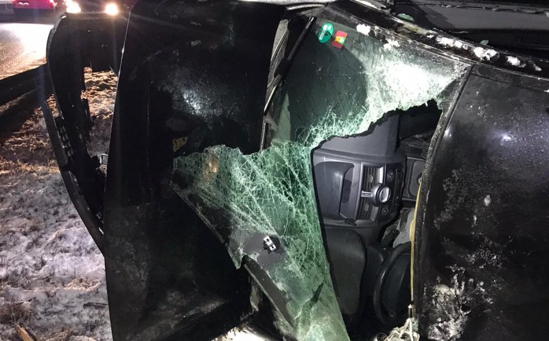 Accident pe Apahida-Vâlcele. O mașină a ajuns cu roțile-n sus după ce a fost acroșată de un TIR