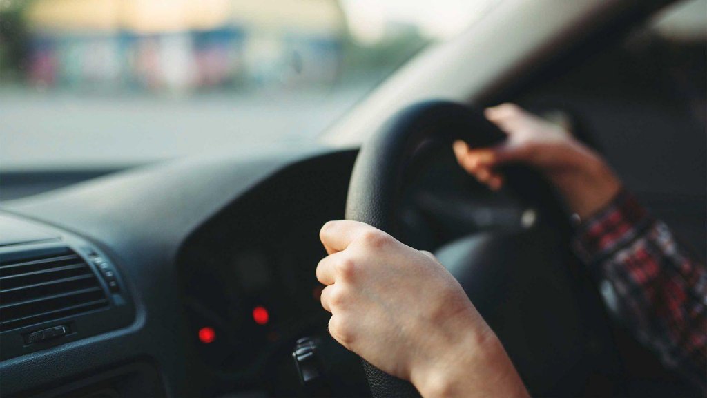 Minor, prins la volan pe un drum din Cluj. A ieșit la o plimbare de seară
