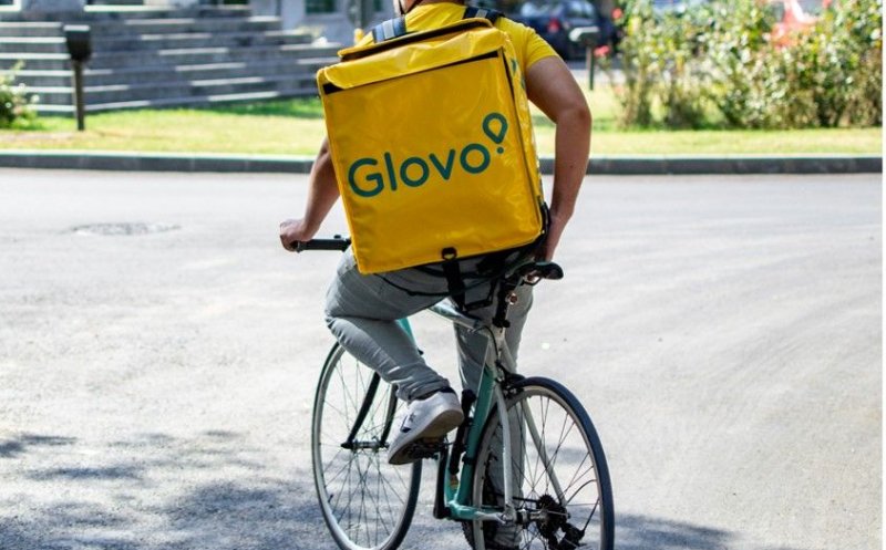 Recrutare masivă de bicicliști la Cluj. Glovo a adunat 10.000 de curieri
