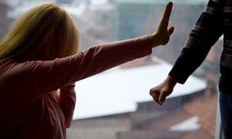 Tânără, făcută KO în mijlocul străzii. Agresorul, imobilizat de un jandarm aflat în timpul liber