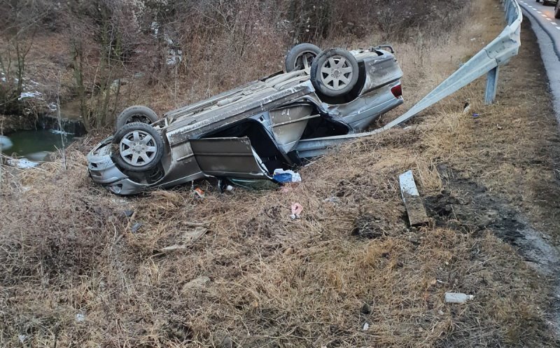 Accident cu răniți în Feleacu. O mașină a rupt parapetul și s-a răsturnat în șanț