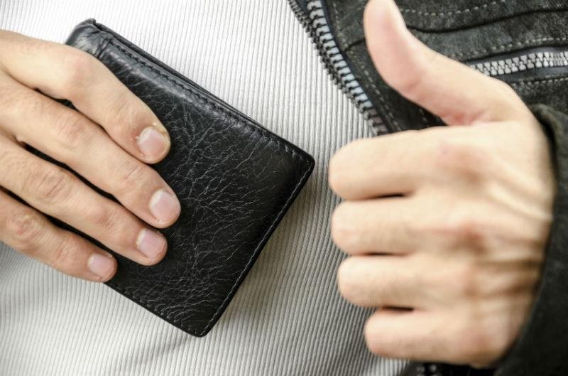 Hoț de buzunare, prins la Cluj. Cum l-a "ușurat" de 1.000 de lei pe un tânăr